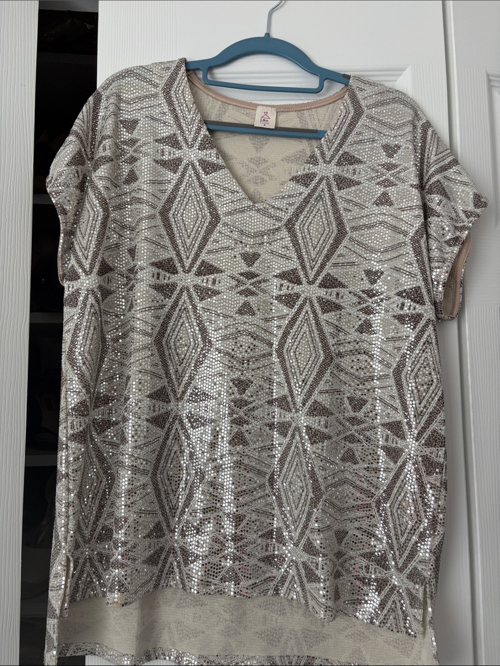 Sequin Geo-Pattern V-Neck Short Sleeve Top - Beige Silver